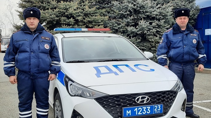 На Кубани полицейские помогли мужчине, который упал с велосипеда и ударился головой