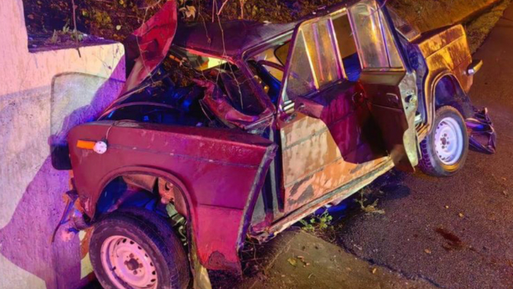 В Сочи легковушка на большой скорости влетела в бетонное ограждение