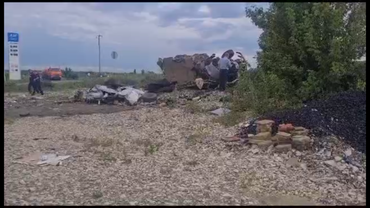 В Ростовской области на трассе грузовик подмял ГАЗель. Погибли водитель и пассажир