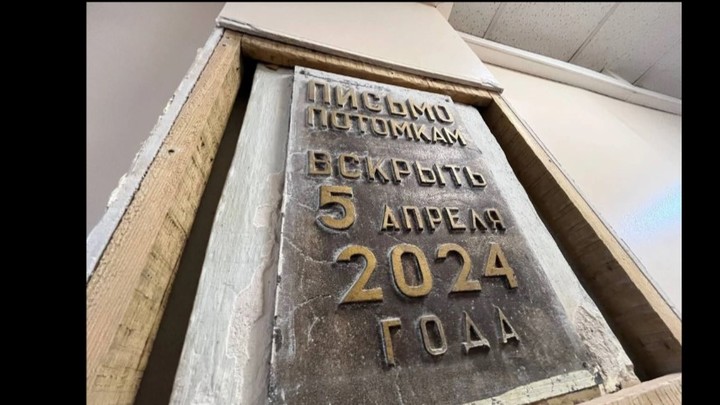 В Чите открыли капсулу, замурованную медиками 40 лет назад в стене детской больницы