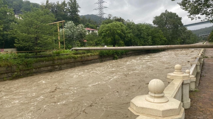 Сочинцев готовят к эвакуации: На курорте отмечается критический подъем уровня рек Хорота и Мацеста