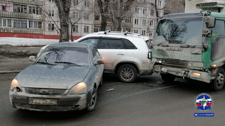 В Новосибирске водитель грузовика потерял сознание и устроил тройное ДТП