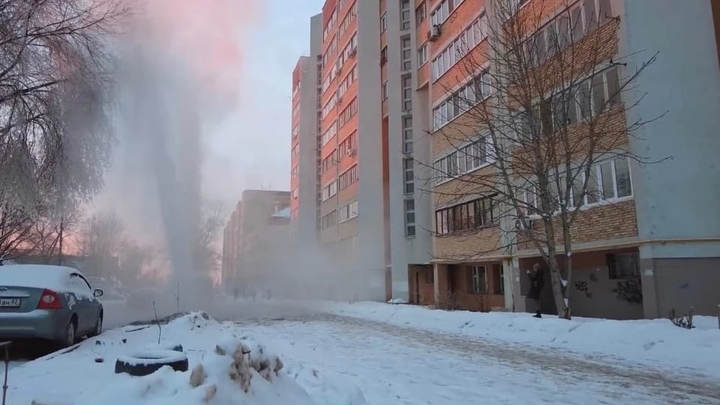 В Самаре из-за коммунальной аварии забил фонтан с десятиэтажный дом