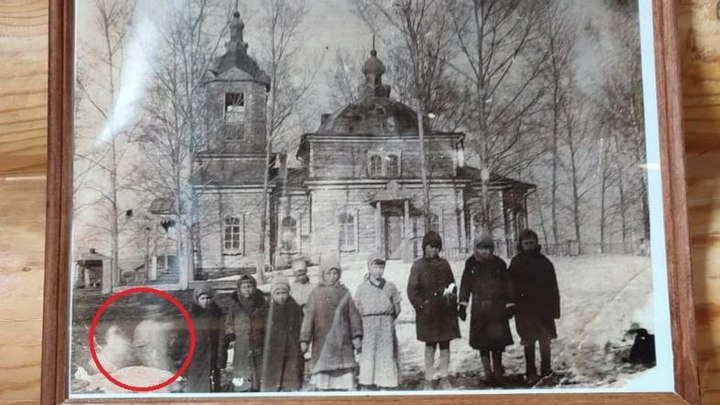 В Новосибирской области пытаются разгадать тайну фотографии с мальчиком-призраком у старинного храма