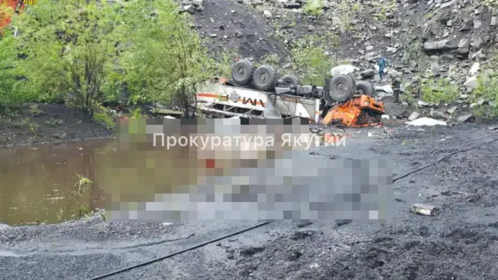 Shot: водитель упавшего в обрыв автобуса за год имел 7 штрафов ГИБДД