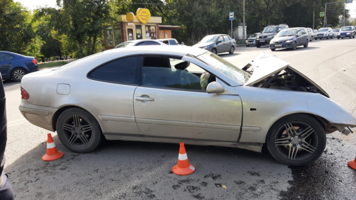В Новосибирске 18-летний водитель Merсedes устроил аварию в Ленинском районе