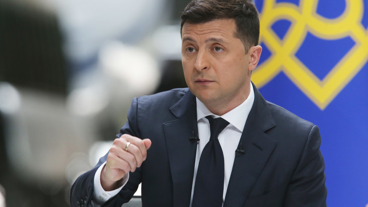 Президента Украины Владимира Зеленского обвинили в госизмене из-за России