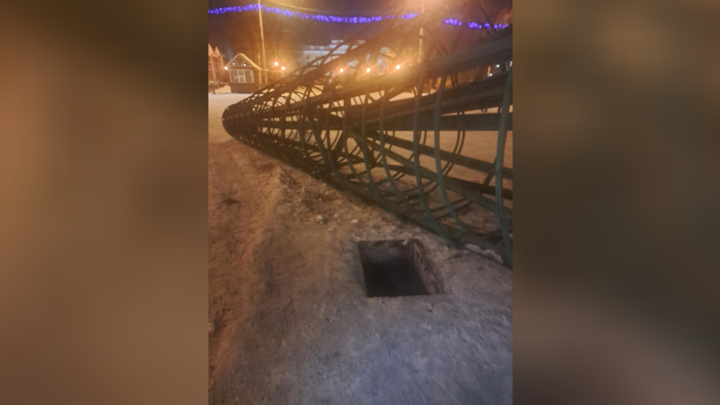 В Новокузнецке упал каркас будущей новогодней ели