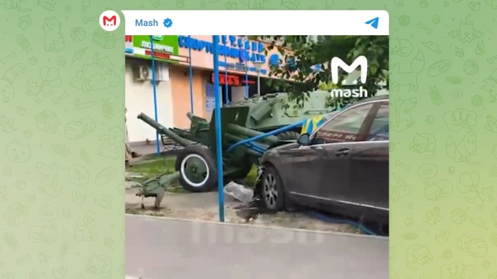 Иномарка с дипломатическими номерами врезалась в пушку в сквере Москвы