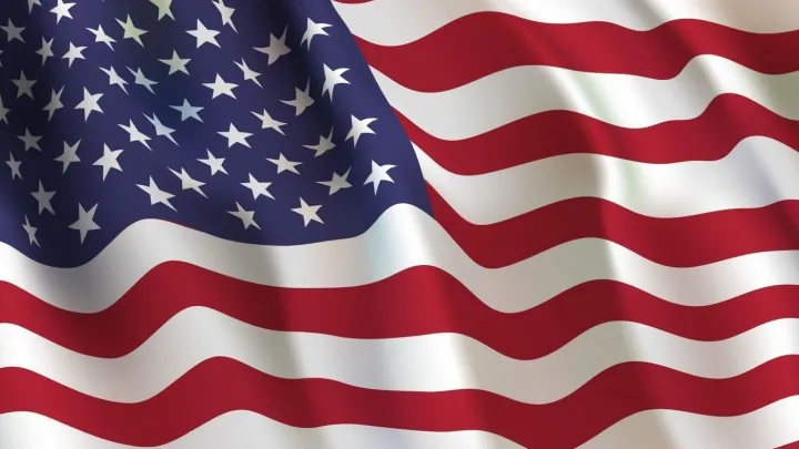 В небе над Аляской заметили бело-серебристый воздушный шар: Он полетел в сторону России