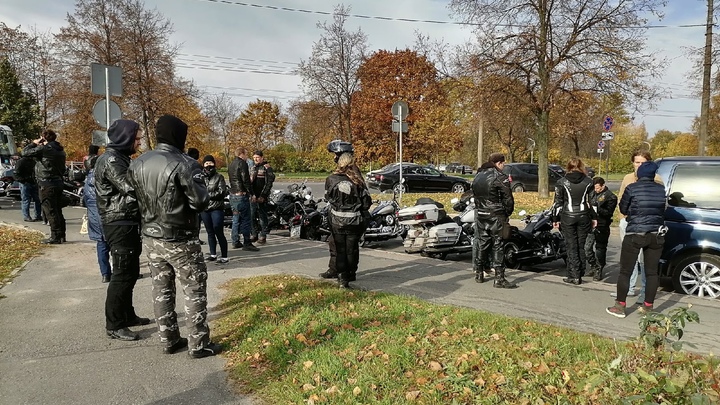 Байкеры столпились у суда в Петербурге: они требуют наказать мигранта-убийцу двух мотоциклистов