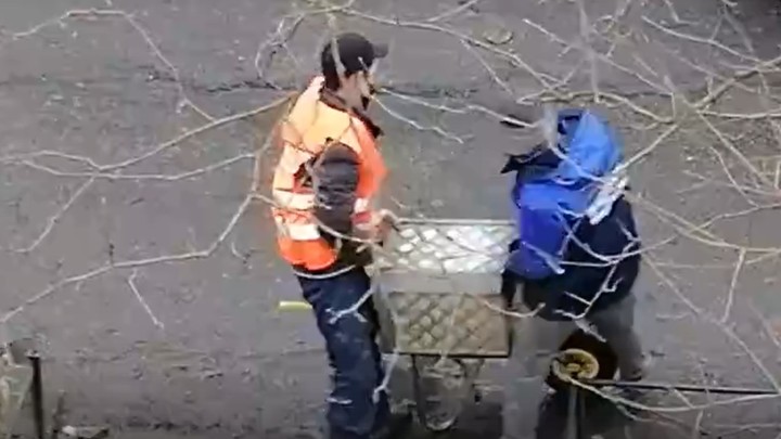 Ради отчета коммунальщики устроили передвижную фотосессию единственной урны у каждого подъезда