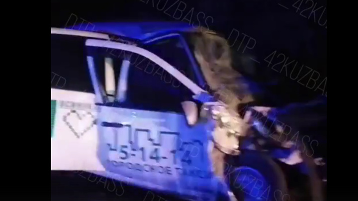 Видео лобового столкновения кузбасского автобуса с такси появилось в сети