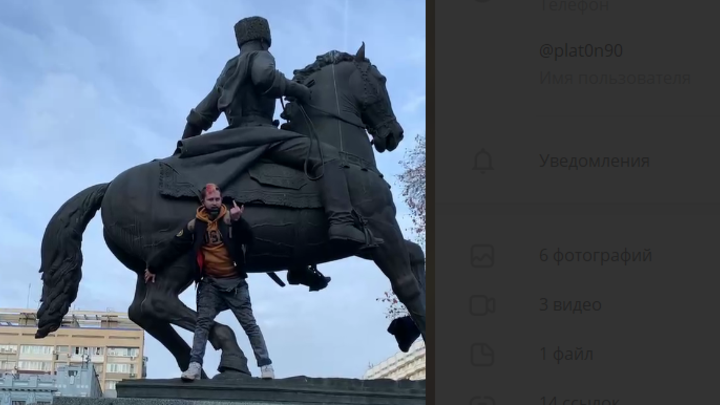 «Это – акт вандализма»: В Краснодаре навальненок залез на памятник казакам и снял штаны