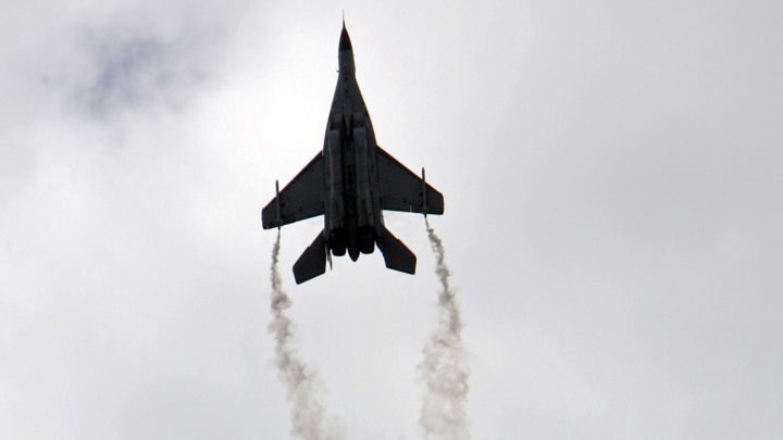 На авиашоу в США самолёт МиГ-23 врезался в парковку жилого дома