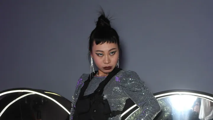 Сбежала из России, но русский мат не забыла: Куда пропала Ян Гэ из команды Димы Билана