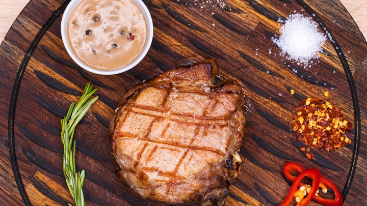 Диетолог назвала нуждающихся в красном мясе: До полкило в неделю