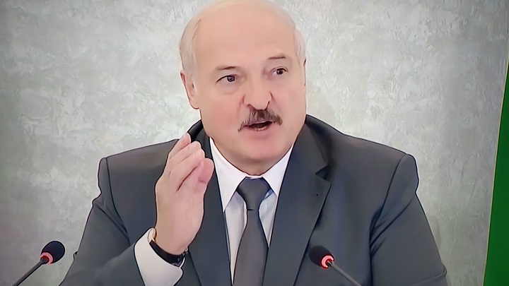 Сначала я помогу с жёлтыми жилетами: Лукашенко отплатил Макрону его же монетой