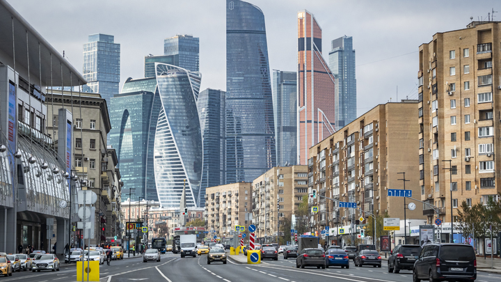После сообщения о минировании в центре Москвы оцепили жилой дом