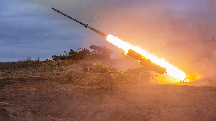 На месте позиций - ровная земля: Последствия высокоточных ударов показало Минобороны