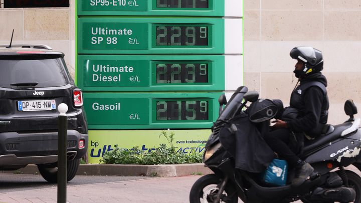 Это бесплатно: Charlie Hebdo предложил кататься на украинцах из-за дорогого бензина