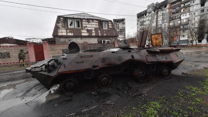 В Николаеве после ударов русских ракет по заводу украинский БТР перелетел забор