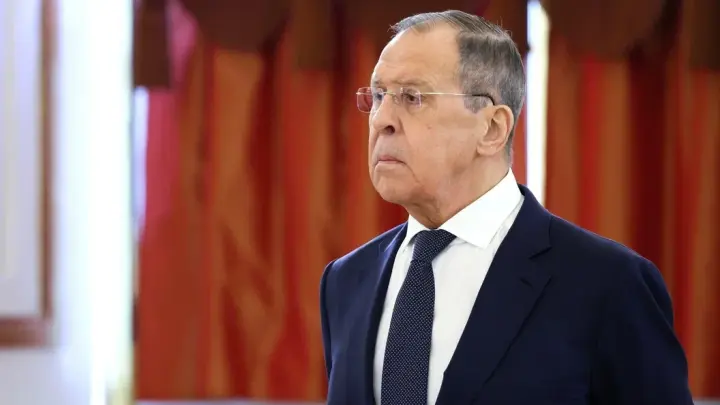 Лавров в свитере СССР на саммите в Аляске — Путин пошутил, а сеть взорвалась Задорновым и мемами