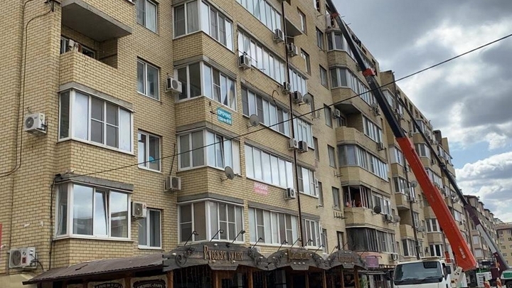 В Краснодаре в поврежденном пожаром доме по Российской меняют окна
