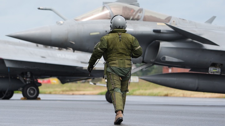 Макрон сообщил о гибели двух пилотов в столкновении истребителей Rafale