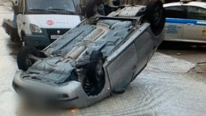 В Анапе водитель без прав опрокинул иномарку на крышу и скрылся с места ДТП
