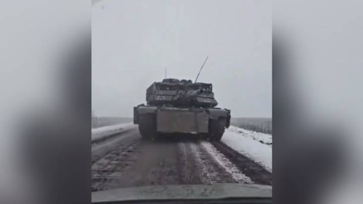 Американский танк Abrams замечен в Курской области и снят на видео