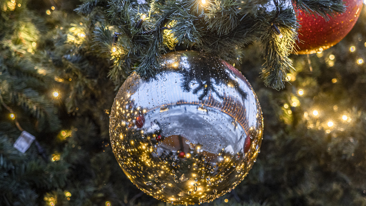 В Новый год - без QR-кодов. Кто первым в России принимает решение