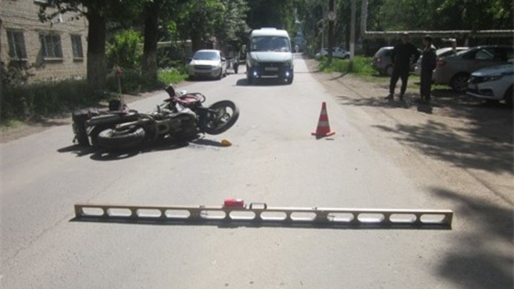 В Чапаевске мотоциклист попал в больницу после столкновения с Ладой