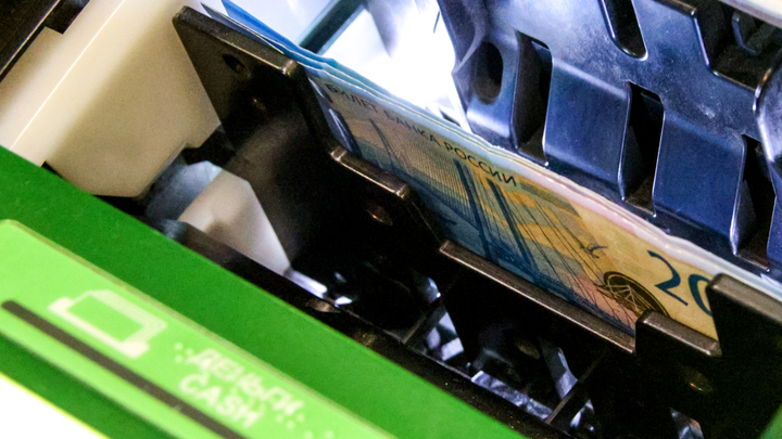 Русским пенсионерам посоветовали не снимать всю пенсию с карты. Вы теряете деньги