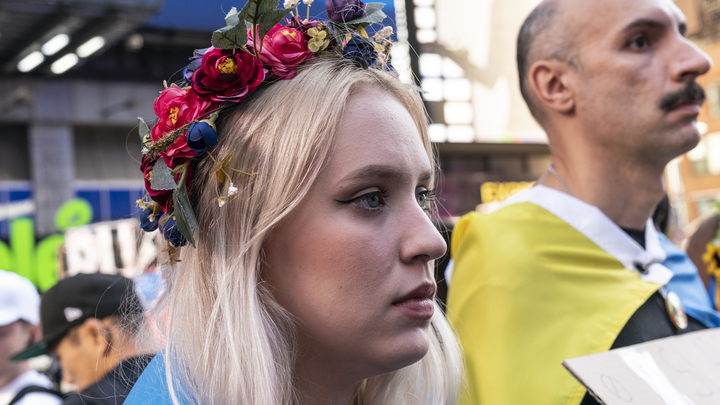 Зеленский лишил украинские семьи последней возможности спастись: Запрет выезда дошёл до женщин