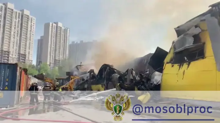 В Котельниках тушат мощный пожар на асфальтовом заводе