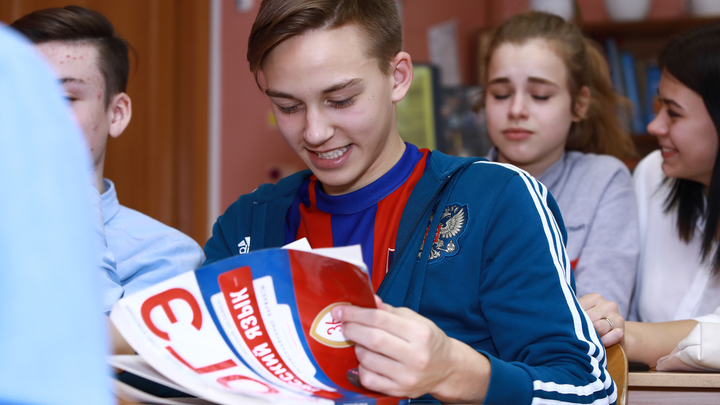 Родители учеников престижной гимназии в Екатеринбурге пожаловались на поборы за мытьё полов