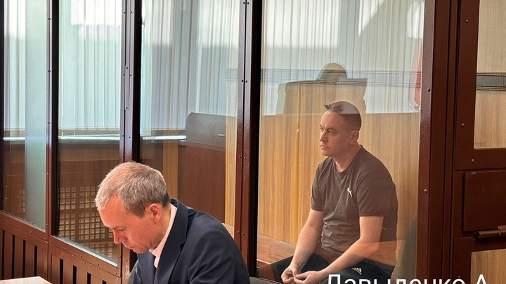 Сотрудников таможни в Новосибирске обвинили в получении взятки более 1 млн рублей