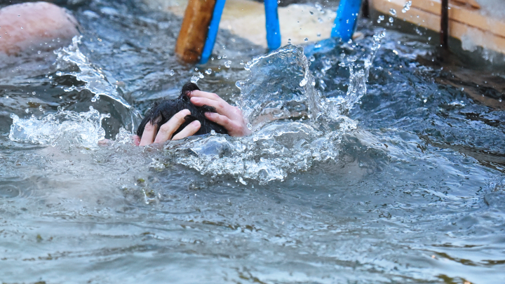 В Крещение жители Новосибирска массово идут окунаться в купелях
