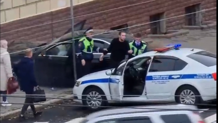 Во Владимире 23-летний мажор пытался пробить автомобилем стену школы