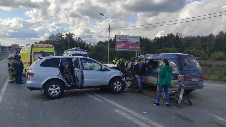 Пассажира зажало в салоне: Лобовое столкновение микроавтобуса и кроссовера в Бердске попало на видео