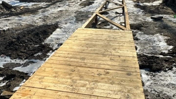 В новосибирском парке Каменка начали укладывать дорожки над водой
