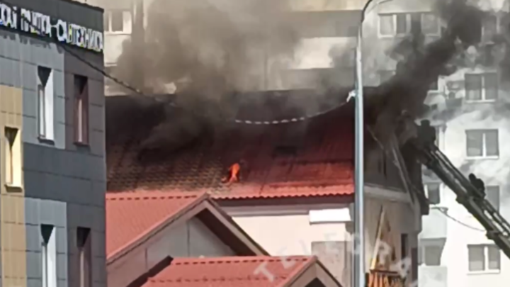 В Самаре огнеборцы тушат пожар в ресторане “Каледония”