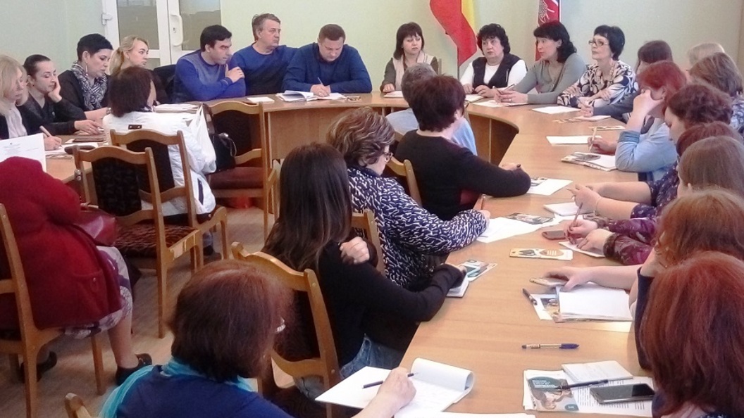 гражданин беседует с государственным служащим