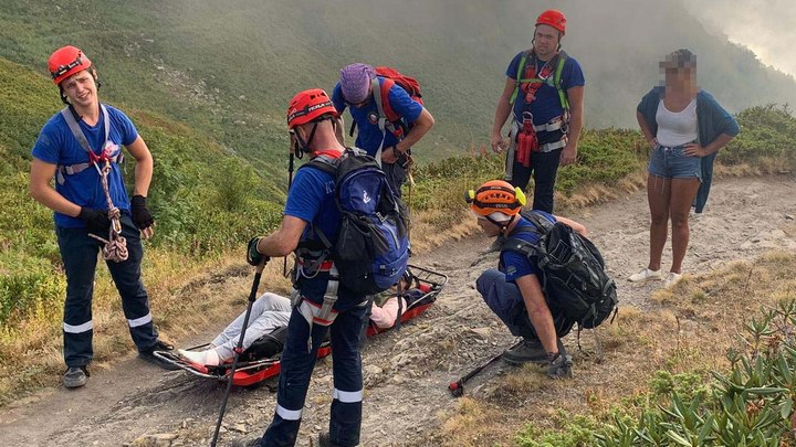 Спасатели на носилках спускали с высоты в 2 тыс. м пострадавшую туристку