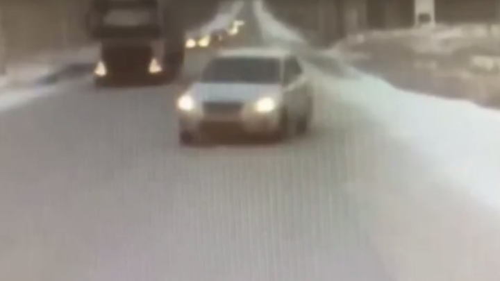 В соцсетях появилось видео аварии с экипажем ДПС, прикрывшим автобус с детьми под Челябинском