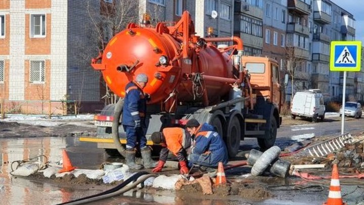В Кинешме три дня нечистоты заливают целый микрорайон