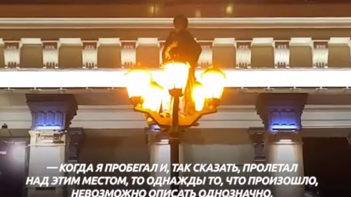 Акт свободы слова: Новосибирец залез на фонарь около Театра оперы и балета