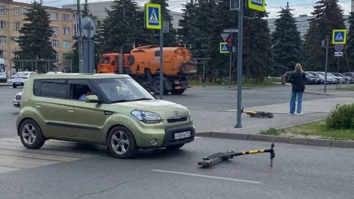 В Челябинске возле ЮУрГУ на зебре сбили девушку на электросамокате