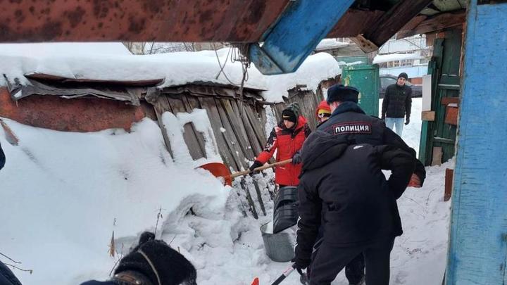 В Омске полицейские вместе с детьми очистили от снега дворы одиноким бабушкам